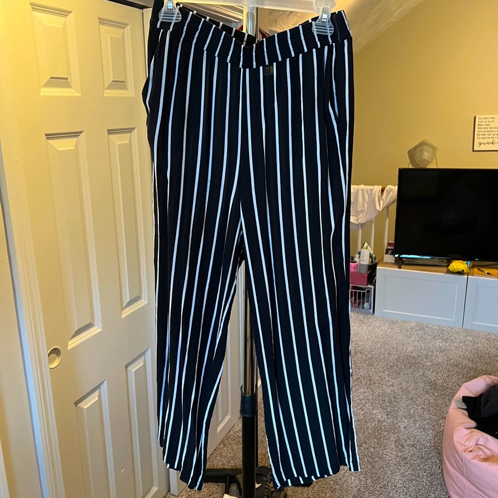 Women’s Dress Pants, Crop/Flood, Black & White Striped, Divided sz 6, Pockets